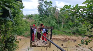 Perjuangan Bertaruh Nyawa: Anak-anak Santan Ulu Seberangi Sungai Pakai Kereta Gantung demi Sekolah