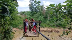 Demi Sekolah, Anak-anak Santan Ulu Menyeberangi Sungai dengan Cara Ini!