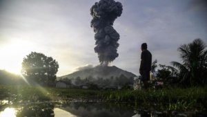 Gunung Ibu di Halmahera Barat Erupsi Berulang, Status Level II Waspada