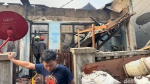 Kebakaran Gambir Jakpus: ‘Mak Jangan Nangis’, Isak Tangis Warga Saksikan 114 Rumah Hangus