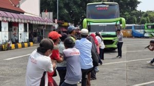 Meriahkan HUT RI, Warga Terminal Kalideres Gelar Lomba Tarik Bus yang Unik