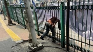 Fenomena Pagar Bolong Stasiun Jatinegara: Warga Nekat Terobos Lubang Demi Hindari JPO