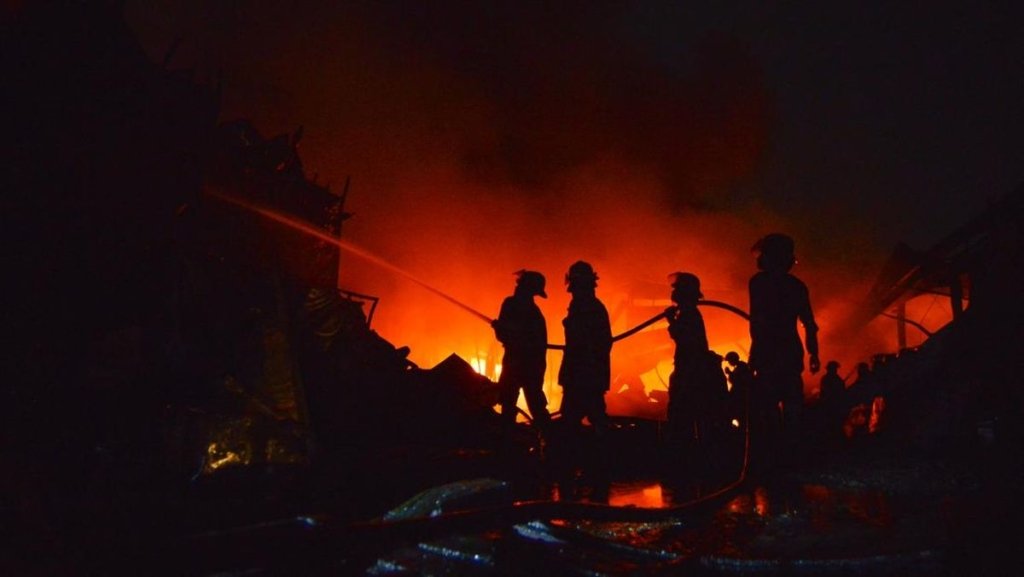 TPS Liar Dekat Jalan Tol Jakarta-Merak Alam Sutera Tangerang Terbakar